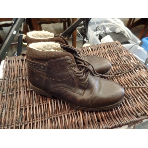 404 - LIDDED WICKER LAUNDRY BASKET, CONTAINING MENS SHOES & BOOTS. SIZE 11. APPEAR LITTLE WEAR.