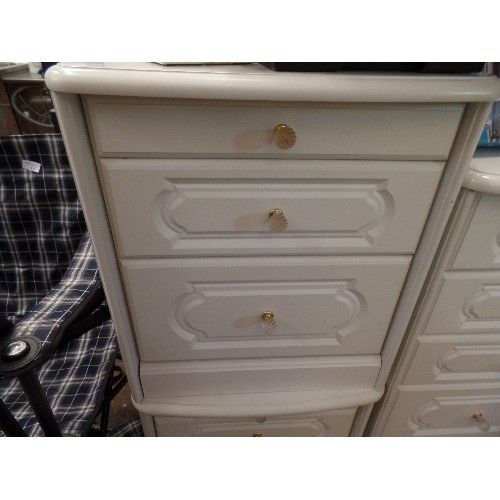 429 - MODERN 5 DRAWER IVORY BEDROOM CHEST WITH GLASS SWIRL HANDLES. ALSO 2 MATCHING BEDSIDES, WITH 2 DRAWE... 