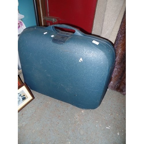 494 - VERY LARG SAMSONITE SUITCASE WITH  COMBINATION LOCK