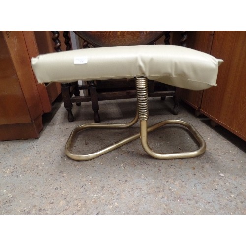 439 - RETRO-VINTAGE STOOL IN CREAM VINYL LEATHERETTE, WITH TUBULAR BRASS COLOURED FRAME. WITH OPTIONAL FUR... 