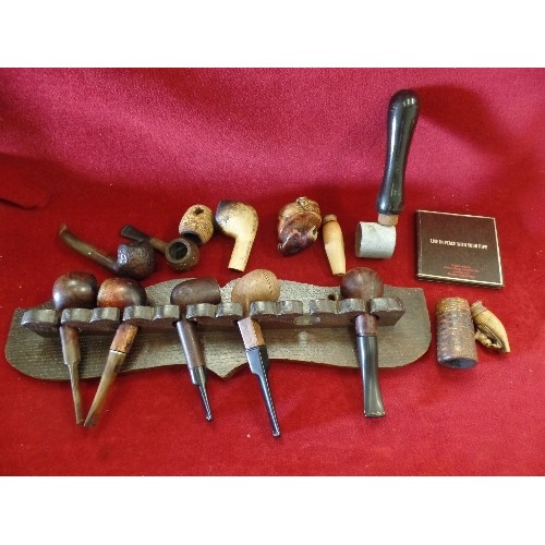 10 - A RACK WITH 5 GOOD OLD PIPES PLUS BAG OF PIPE BOWLS SOME MEERSCHAM, CORN COB,OTHERS INCLUDING A SMAL... 