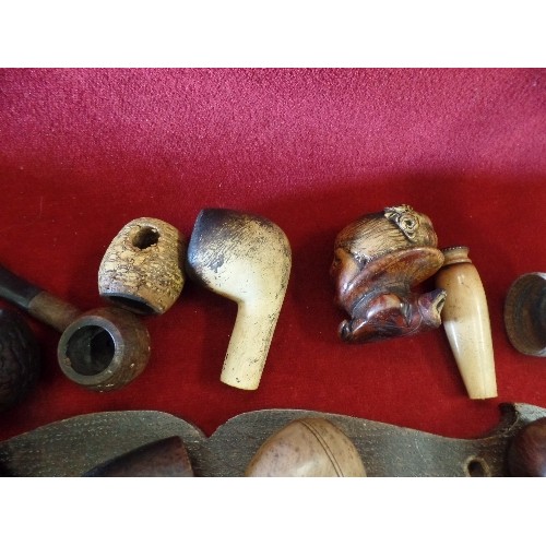 10 - A RACK WITH 5 GOOD OLD PIPES PLUS BAG OF PIPE BOWLS SOME MEERSCHAM, CORN COB,OTHERS INCLUDING A SMAL... 