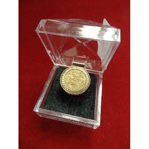 13 - A 1894 HALF SOVEREIGN RING OLD QUEENS HEAD 
 FINE. SIZE U, WEIGHT 9.71gr TOTAL, 22 ct 7.  9ct 2.71 g... 