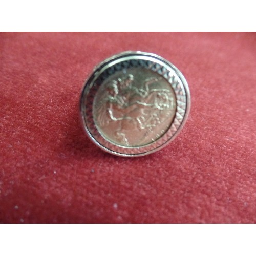 13 - A 1894 HALF SOVEREIGN RING OLD QUEENS HEAD 
 FINE. SIZE U, WEIGHT 9.71gr TOTAL, 22 ct 7.  9ct 2.71 g... 