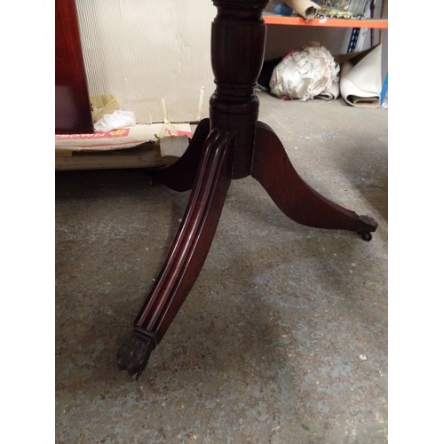 416 - LARGE DINING TABLE IN MAHOGANY EFFECT GLOSS FINISH ON TWO TRI LEGS ON BALL AND CLAW FEET