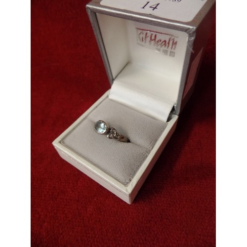 14 - AN AQUA MARINE STONE SET IN A SILVER RING WITH CELTIC DESIGN SHANKS BY KIT-HEATH SILVER SIZE N