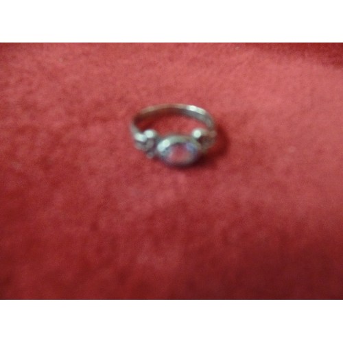 14 - AN AQUA MARINE STONE SET IN A SILVER RING WITH CELTIC DESIGN SHANKS BY KIT-HEATH SILVER SIZE N