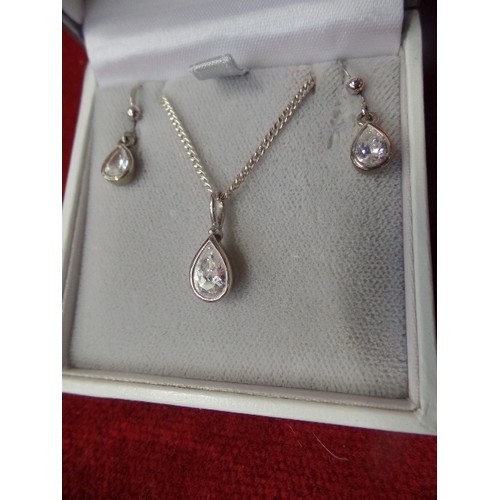 16 - A LOVELY MATCHING SET OF SILVER NECKLACE & PENDANT WITH EARRINGS SETTING FOR WHITE STONES BY KIT-HEA... 