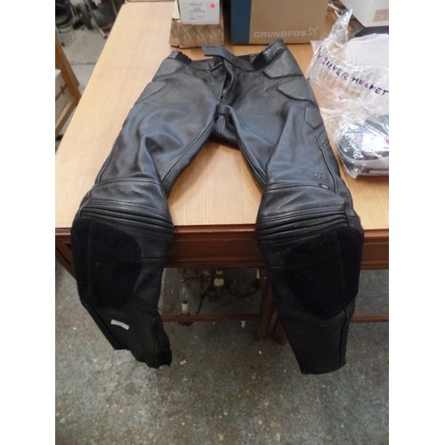 GERICKE 2KEEN LEATHER MOTORBIKE TROUSERS SIZE 46. WITH 3 NEW HELMET ...