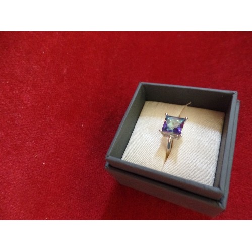 27 - A SILVER & IRIDESCENT STONE DRESS RING