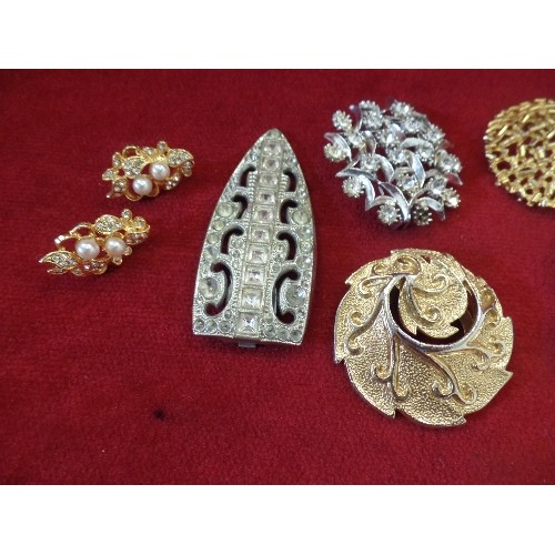 30 - COLLECTION OF FINE BROOCHES AND EARRINGS