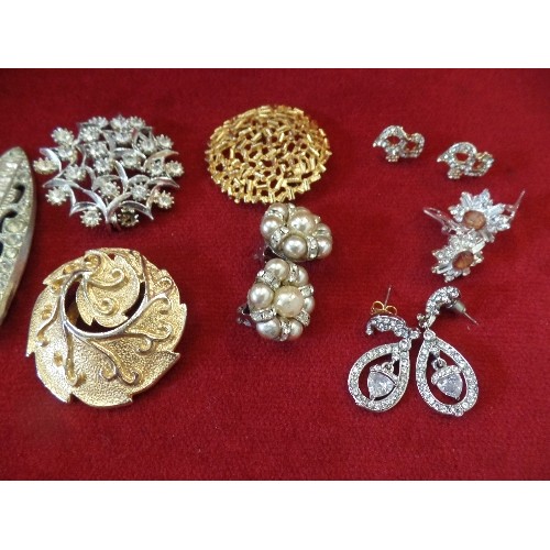 30 - COLLECTION OF FINE BROOCHES AND EARRINGS