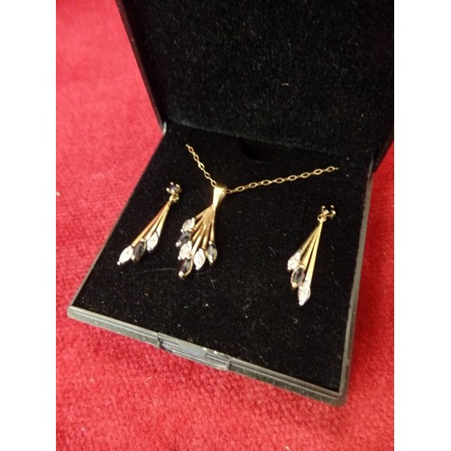 20 - A JEWELLERY SET OF DIAMOND AND SAPPHIRE IN 9ct GOLD A 16