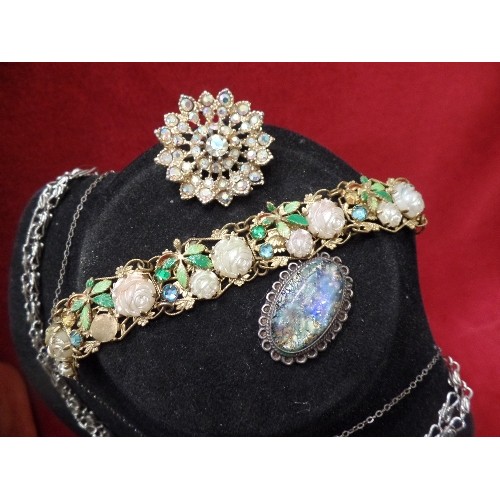 42 - GOOD LOT OF VINTAGE AND MODERN COSTUME JEWELLERY IN A SUEDE JEWELLERY CASE - INCLUDES A PRETTY 1930'... 