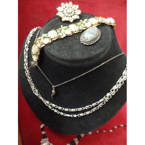 42 - GOOD LOT OF VINTAGE AND MODERN COSTUME JEWELLERY IN A SUEDE JEWELLERY CASE - INCLUDES A PRETTY 1930'... 