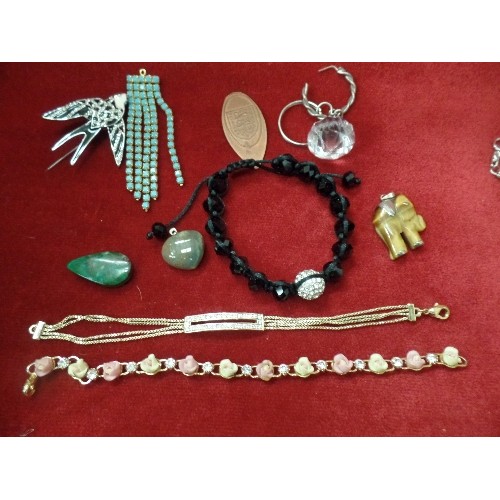 42 - GOOD LOT OF VINTAGE AND MODERN COSTUME JEWELLERY IN A SUEDE JEWELLERY CASE - INCLUDES A PRETTY 1930'... 