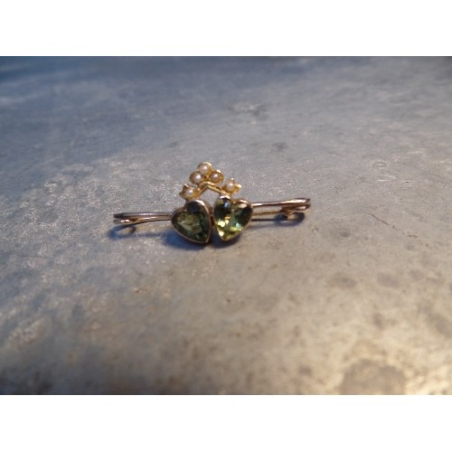 53 - A VINTAGE DOUBLE PERIDOT HEART AND SEED PEARL BROOCH SET IN  GOLD (UNMARKED DUE TO SIZE AND UNTESTED... 