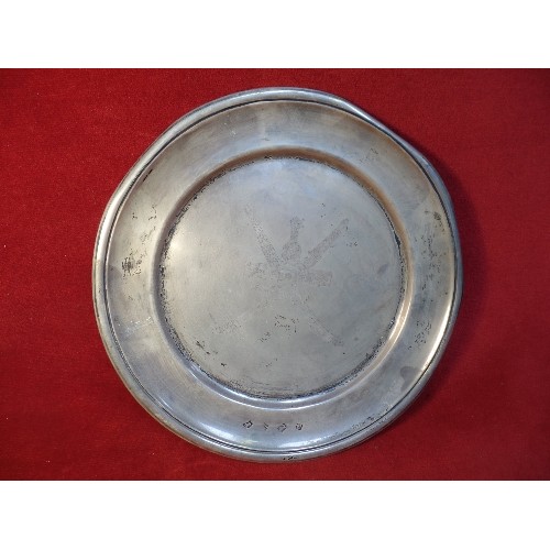 20 - STERLING SILVER DISH ENGRAVED WITH THE EMBLEM OF THE SULTANATE OF OMAN AND WITH INSCRIPTION ON THE B... 