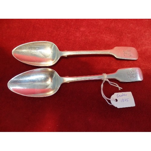 31 - PAIR OF STERLING SILVER FIDDLE PATTERN TEASPOONS, HALLMARKED EXETER 1825, CREST OF A PHOENIX