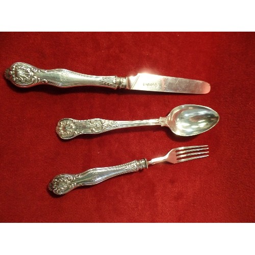 33 - GOOD QUALITY WILLIAM IV TRAVELLING KINGS PATTERN CUTLERY SET IN CASE. CONSISTING OF KNIFE SPOON AND ... 