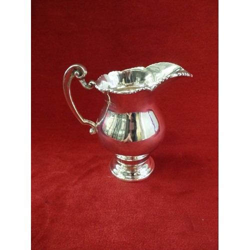 35E - A HEAVY STERLING SILVER CREAM JUG, IN THE GEORGIAN STYLE, HALLMARKED LONDON 1910, WAKELY & WHEELER -... 