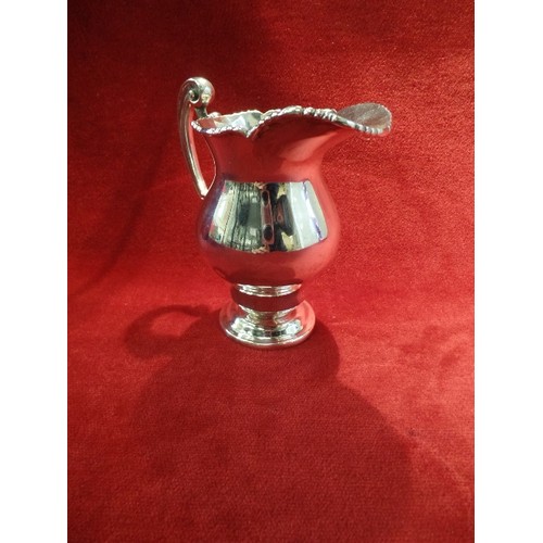 35E - A HEAVY STERLING SILVER CREAM JUG, IN THE GEORGIAN STYLE, HALLMARKED LONDON 1910, WAKELY & WHEELER -... 