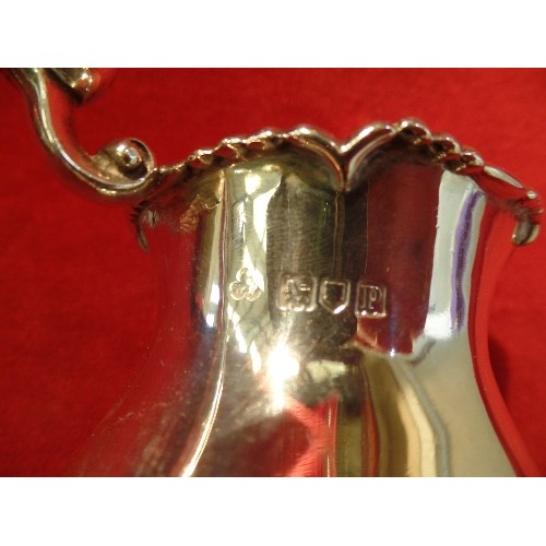 35E - A HEAVY STERLING SILVER CREAM JUG, IN THE GEORGIAN STYLE, HALLMARKED LONDON 1910, WAKELY & WHEELER -... 