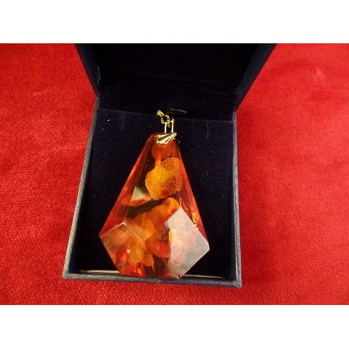 37 - A BEAUTIFUL & VERY LARGE AMBER PENDANT WITH ORGANIC INCLUSIONS (6CM X 4CM), WITH A 14CT GOLD CLASP O... 