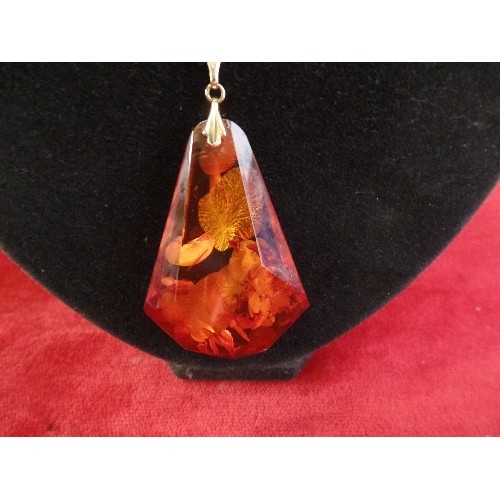 37 - A BEAUTIFUL & VERY LARGE AMBER PENDANT WITH ORGANIC INCLUSIONS (6CM X 4CM), WITH A 14CT GOLD CLASP O... 