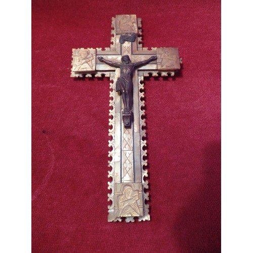 16 - A BEAUTIFUL QUALITY ANTIQUE JERUSALEM CRUCIFIX MADE OF OLIVE WOOD AND MOTHER OF PEARL WITH THE FIGUR... 