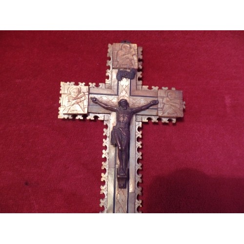 16 - A BEAUTIFUL QUALITY ANTIQUE JERUSALEM CRUCIFIX MADE OF OLIVE WOOD AND MOTHER OF PEARL WITH THE FIGUR... 