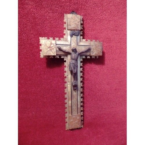 16 - A BEAUTIFUL QUALITY ANTIQUE JERUSALEM CRUCIFIX MADE OF OLIVE WOOD AND MOTHER OF PEARL WITH THE FIGUR... 