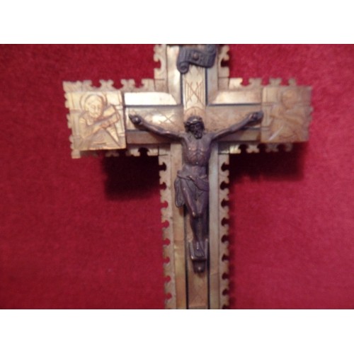 16 - A BEAUTIFUL QUALITY ANTIQUE JERUSALEM CRUCIFIX MADE OF OLIVE WOOD AND MOTHER OF PEARL WITH THE FIGUR... 