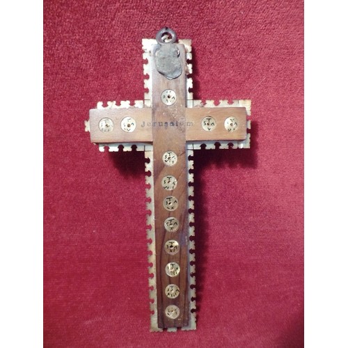 16 - A BEAUTIFUL QUALITY ANTIQUE JERUSALEM CRUCIFIX MADE OF OLIVE WOOD AND MOTHER OF PEARL WITH THE FIGUR... 