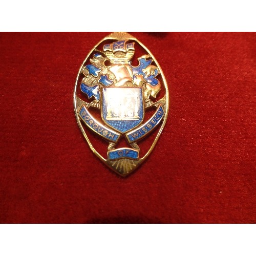 45 - STERLING SILVER MAYORAL MEDAL FOR THE BOROUGH OF WISBECH - FINELY MADE IN SILVER GILT WITH BLUE ENAM... 