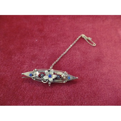 48 - A BEAUTIFUL EDWARDIAN 15CT GOLD BROOCH SET WITH BLUE SAPPHIRES IN A FLOWER AND LEAF DESIGN - WITH A ... 