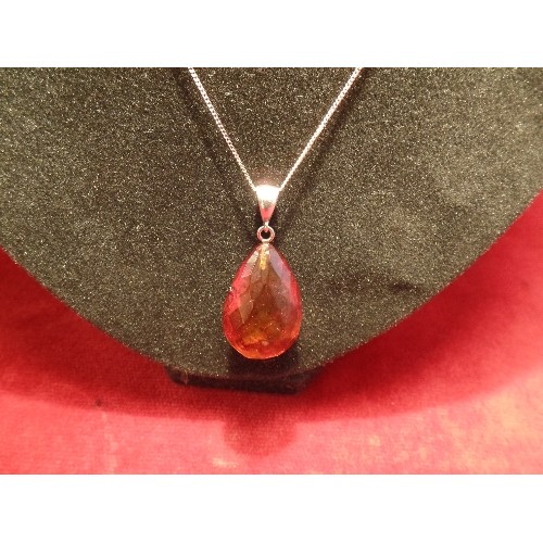 58 - A BEAUTIFUL BALTIC FACETED PEAR DROP NATURAL AMBER PENDANT WITH ORGANIC INCLUSIONS ON A 925 SILVER C... 