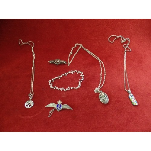 62 - A GOOD SELECTION OF ANTIQUE AND CONTEMPORARY SILVER JEWELLERY INCLUDING A VICTORIAN DOUBLE HEART AND... 