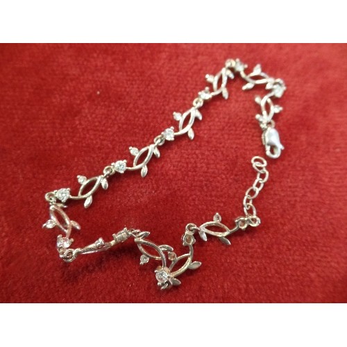 62 - A GOOD SELECTION OF ANTIQUE AND CONTEMPORARY SILVER JEWELLERY INCLUDING A VICTORIAN DOUBLE HEART AND... 