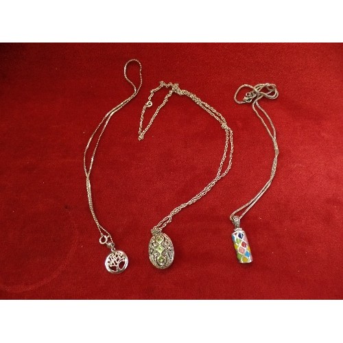 62 - A GOOD SELECTION OF ANTIQUE AND CONTEMPORARY SILVER JEWELLERY INCLUDING A VICTORIAN DOUBLE HEART AND... 