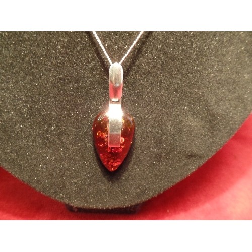 64 - A BEAUTIFUL CONTEMPORARY STYLE AMBER DROP PENDANT WITH ORGANIC INCLUSIONS ON A SILVER SETTING WITH S... 