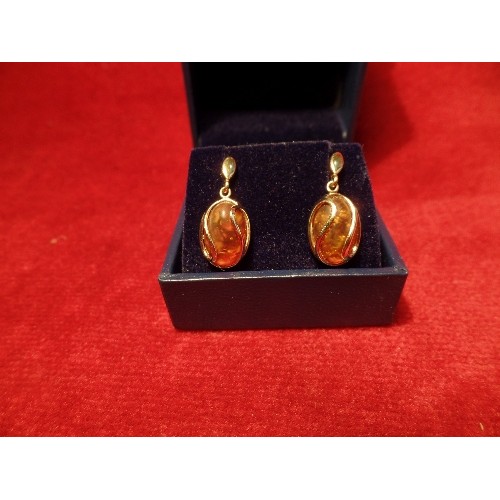 66 - PAIR OF 9CT GOLD EARRINGS ENCASING OVAL AMBER DROPS