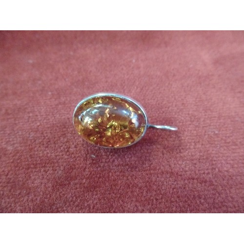 68 - A CONTEMPORARY STYLE LARGE OVAL AMBER BROOCH IN A 925 SILVER SETTING