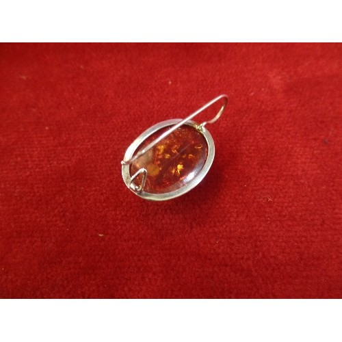 68 - A CONTEMPORARY STYLE LARGE OVAL AMBER BROOCH IN A 925 SILVER SETTING