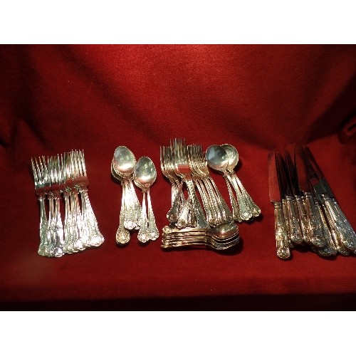 92 - GOOD SET OF VINERS SILVER PLATED KING'S PATTERN CUTLERY INCLUDING 6 X DINNER KNIVES, 6 X TEA KNIVES,... 