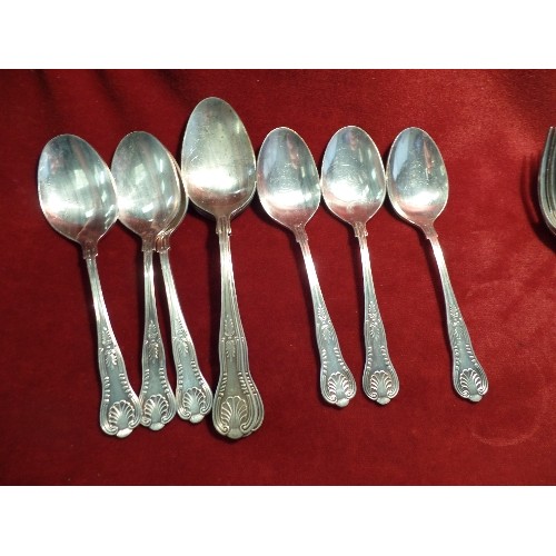 92 - GOOD SET OF VINERS SILVER PLATED KING'S PATTERN CUTLERY INCLUDING 6 X DINNER KNIVES, 6 X TEA KNIVES,... 