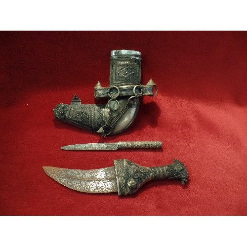 102 - A 20TH CENTURY OMANI KHANJAR DAGGER IN A SCABBARD. THE HILT AND SCABBARD HIGHLY DECORATED WITH SILVE... 