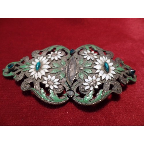 18A - AN ART NOUVEAU SILVER PLATED BELT BUCKLE WITH GREEN AND WHITE ENAMEL FLOWER DESIGN AND SET WITH EMER... 