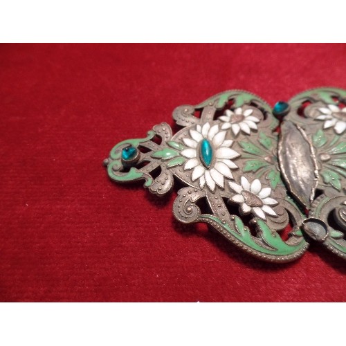 18A - AN ART NOUVEAU SILVER PLATED BELT BUCKLE WITH GREEN AND WHITE ENAMEL FLOWER DESIGN AND SET WITH EMER... 