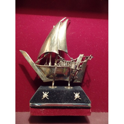 24 - A MIDDLE EASTERN SILVER MODEL OF A DHOW OR BGHLAH SAILING BOAT - FROM OMAN, LATE 20TH CENTURY  - THE... 